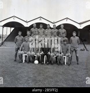 1968, storico, football, Charlton Athletic FC, nuova stagione, foto di gruppo della prima squadra sul campo a valle, sud di Londra, Inghilterra, Regno Unito. Foto Stock