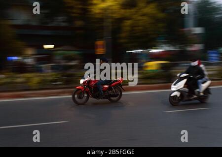 tecnica di panning del biker che sta andando comprare qualcosa al mercato. Foto Stock