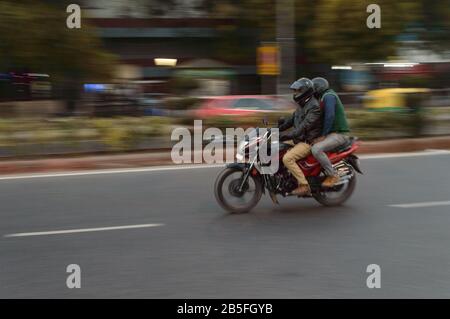 tecnica di panning del biker che sta andando comprare qualcosa al mercato. Foto Stock