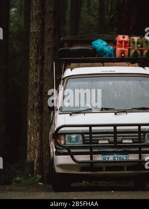 Un caravan/camper in un bosco in Australia Foto Stock