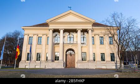 Vista frontale del Prinz-Carl-Palais. Esempio di architettura classificm iniziale. Con archi e colonne. Fino al 1993 sede del governo bavarese Foto Stock