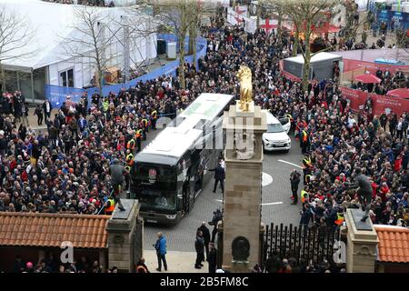 Londra, Regno Unito. 07th Mar, 2020. Grande folla fuori terra per vedere il team inglese arrivare in team bus. Inghilterra / Galles, Guinness sei nazioni 2020 rugby campionato al Twickenham Stadium di Londra il sabato 7th marzo 2020. Si prega di notare che le immagini sono solo per uso editoriale. PIC by Andrew Orchard/Andrew Orchard sports photography /Alamy Live News Credit: Andrew Orchard sports photography/Alamy Live News Foto Stock