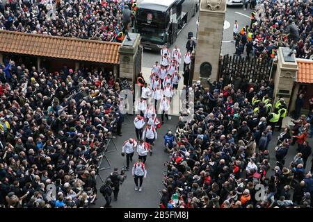 Londra, Regno Unito. 07th Mar, 2020. Grande folla fuori terra per vedere la squadra di rugby inglese arrivare fuori dal bus di squadra. Inghilterra / Galles, Guinness sei nazioni 2020 rugby campionato al Twickenham Stadium di Londra il sabato 7th marzo 2020. Si prega di notare che le immagini sono solo per uso editoriale. PIC by Andrew Orchard/Andrew Orchard sports photography /Alamy Live News Credit: Andrew Orchard sports photography/Alamy Live News Foto Stock