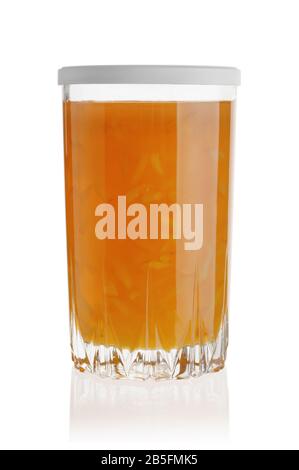 Vaso di vetro di marmellata d'arancia isolato su sfondo bianco Foto Stock
