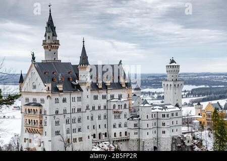 Il castello reale Neuschwanstein in Baviera, Germania (Deutschland). Il famoso segno bavarese del luogo al giorno d'inverno, cielo delle nuvole Foto Stock