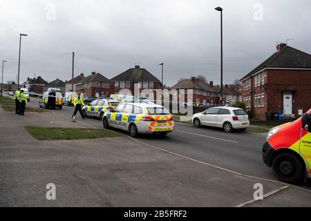 Sheffield , UK-08.03.2020: Una forte presenza di polizia protegge la scena del crimine a seguito di un omicidio a Woodthorpe Foto Stock