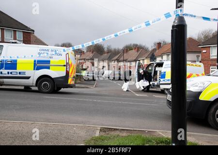 Sheffield , UK-08.03.2020: Una forte presenza di polizia protegge la scena del crimine a seguito di un omicidio a Woodthorpe Foto Stock