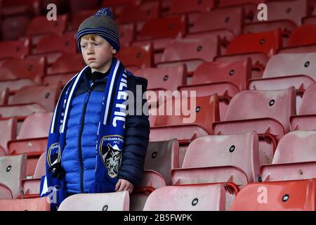 Crawley, INGHILTERRA - MARZO 7TH Tifosi di Oldham Athletic durante la partita Sky Bet League 2 tra Crawley Town e Oldham Athletic al Broadfield Stadium, Crawley Sabato 7th Marzo 2020. (Credit: Eddie Garvey | MI News) La Fotografia può essere utilizzata solo per scopi editoriali di giornali e/o riviste, licenza richiesta per uso commerciale Foto Stock