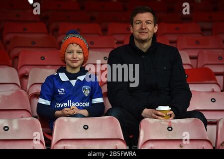 Crawley, INGHILTERRA - MARZO 7TH Tifosi di Oldham Athletic durante la partita Sky Bet League 2 tra Crawley Town e Oldham Athletic al Broadfield Stadium, Crawley Sabato 7th Marzo 2020. (Credit: Eddie Garvey | MI News) La Fotografia può essere utilizzata solo per scopi editoriali di giornali e/o riviste, licenza richiesta per uso commerciale Foto Stock