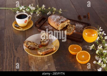 Colazione di Pasqua con pane di uvetta, succo d'arancia e caffè Foto Stock