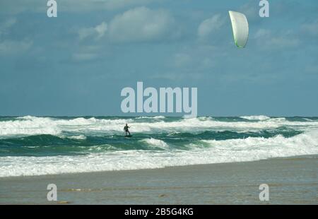 Kite surfer in mare mosso al largo di Lacanau-Océan, Francia. Foto Stock