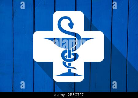 Icona farmacia in una croce su sfondo di legno Foto Stock