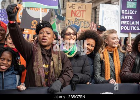 Londra, Regno Unito. 08th Mar, 2020. Il Dr. Shola Mos - Shogbamimu (L), Helen Pankhurst (L 2nd), grande nipote di Emmeline Pankhurst e Singer Emel Sande (L 3nd) si uniscono a dimostranti che marciano in Piazza del Parlamento il giorno internazionale delle donne a Londra, Regno Unito, l'8 marzo 2020. Il tema di questo evento di anni è 'Uguale per tutti' ed è organizzato da March4Women. (Foto Di Claire Doherty/Sipa Usa) Credit: Sipa Usa/Alamy Live News Foto Stock