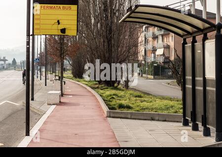 Fermata autobus vuota a Benevento Foto Stock