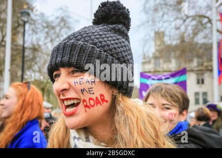 Londra, Regno Unito. 8th Mar, 2020. Partecipanti al mese di marzo con cartelloni, striscioni e pittura facciale. March4Women nella Giornata internazionale della donna 2020, gli attivisti si battono per la parità di genere e i diritti delle donne. la marcia inizia con un rally di apertura presso il Royal Festival Hall, che ospita il (Women of the World Festival) e prosegue attraverso il Whitehall di Westminster e fino a Parliament Square. la marcia è sostenuta da molte celebrità e attivisti delle donne. Credito: Imageplotter/Alamy Live News Foto Stock