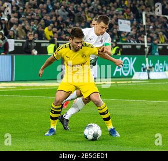 Sport, calcio, Bundesliga, 2019/2020, Borussia Moenchengladbach vs. BVB Borussia Dortmund 1-2, Stadium Borussia Park, scena della partita, Raphael Guerreiro (BVB) a sinistra e Stefan Lainer (MG), I REGOLAMENTI DFL VIETANO QUALSIASI USO DI FOTOGRAFIE COME SEQUENZE DI IMMAGINI E/O QUASI-VIDEO Foto Stock