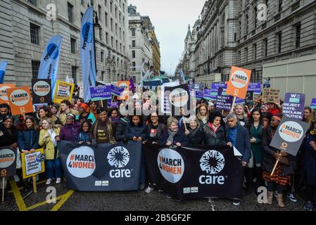 Londra, Regno Unito. 8 Marzo 2020. VIP tra cui Sadiq Khan, Bianca Jagger e Sandi Toksvig, unitevi a migliaia di persone nell'annuale 4 marzo Donne nella Giornata Internazionale della Donna. L'evento di quest'anno celebra il potere e la passione delle donne e delle ragazze che sono in prima linea nella risposta al cambiamento climatico. La passeggiata attraverso il centro di Londra da Whitehall Place termina con un rally in Parliament Square. Credito: Stephen Chung / Alamy Live News Foto Stock