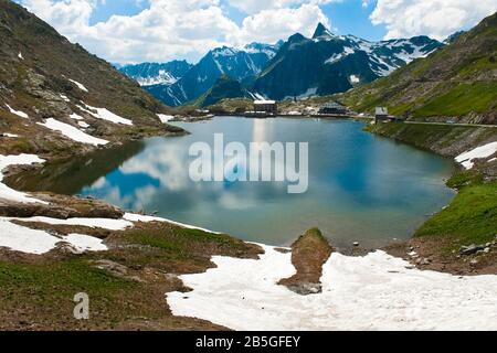 Lago, passo del Grand Saint Bernard, Passo del Grand-Saint-Bernard, passo di montagna, neve, ghiaccio, primavera, primavera, inizio estate, Passo del Gran San Bernardo, cant Foto Stock