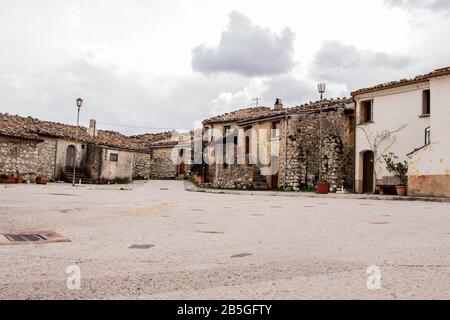 Il villaggio di Civita superiore a Bojano, costruito nel 11th secolo dai Normanni. Foto Stock