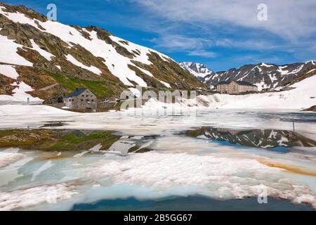 Lago al passo Grand Saint Bernard, passo di montagna, neve, ghiaccio, primavera, primavera, inizio estate, Passo del Gran San Bernardo, cantone del Vallese, Svizzera, Foto Stock