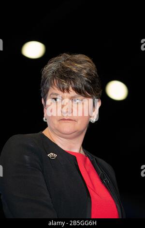 Belfast, UK 9th Giugno 2017 Arlene Foster alle Elezioni del Regno Unito conte a Belfast Foto Stock