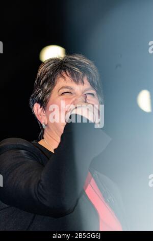 Belfast, UK 9th Giugno 2017 Arlene Foster alle Elezioni del Regno Unito conte a Belfast Foto Stock