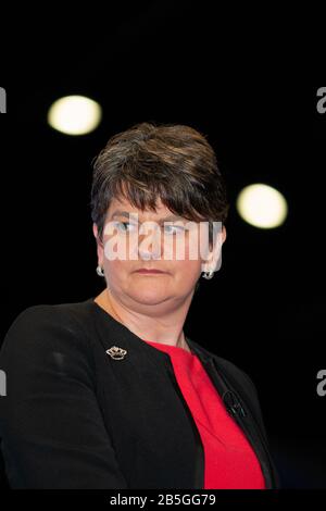 Belfast, UK 9th Giugno 2017 Arlene Foster alle Elezioni del Regno Unito conte a Belfast Foto Stock