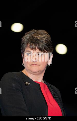 Belfast, UK 9th Giugno 2017 Arlene Foster alle Elezioni del Regno Unito conte a Belfast Foto Stock