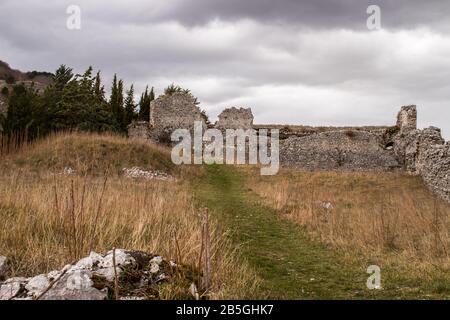 Castello Normanno Di Civita Superiore. Il villaggio di Civita superiore a Bojano, costruito nel 11th secolo dai Normanni. Foto Stock