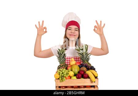 cuoco femminile con frutta e segni di mano ok Foto Stock