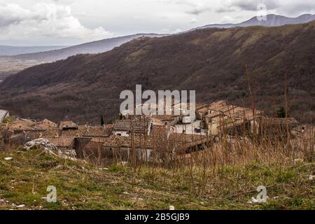 Vista del Civita superiore dal Castello Normanno. La città di Civita superiore a Bojano, costruita nel 11th secolo dai Normanni. Foto Stock