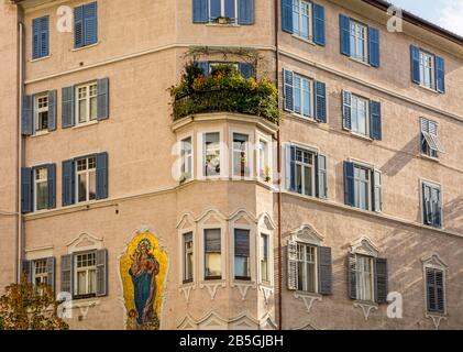 Vista degli edifici storici nella strada del centro di Bolzano in Alto Adige, Italia settentrionale, Europa. Foto Stock