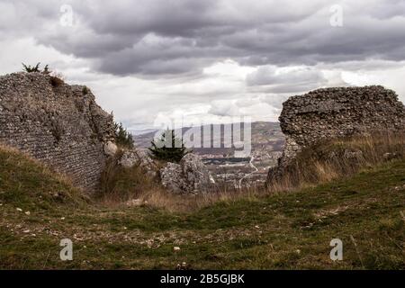 Castello Normanno Di Civita Superiore. Il villaggio di Civita superiore a Bojano, costruito nel 11th secolo dai Normanni. Foto Stock