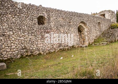 Castello Normanno Di Civita Superiore. Il villaggio di Civita superiore a Bojano, costruito nel 11th secolo dai Normanni. Foto Stock