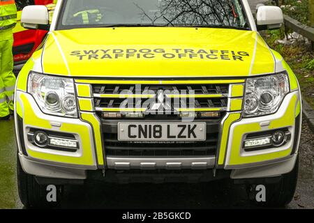 Nantgarw, NEI PRESSI DI CARDIFF, GALLES - FEBBRAIO 2020: Davanti a un veicolo di pattuglia degli ufficiali del traffico con un cartello bilingue parcheggiato a Nantgarw vicino a Cardiff Foto Stock