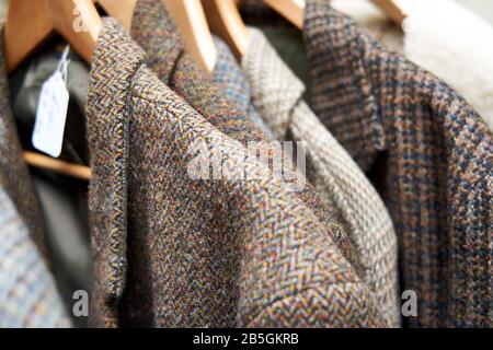 Giacche tradizionali in vendita al Clifton Arcade, Clifton, Bristol, Regno Unito Foto Stock