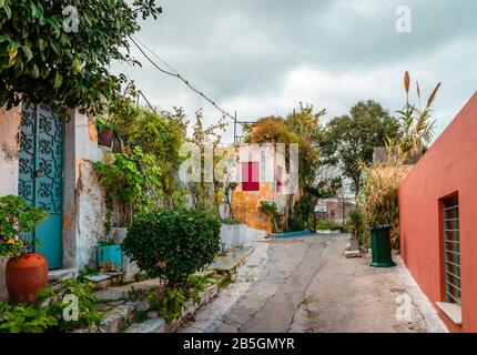 Anafiotika, un pittoresco e piccolo quartiere di Atene, Grecia, parte del vecchio quartiere storico chiamato Plaka, nel lato nord dell'Acropoli Foto Stock