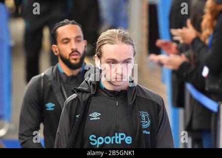 Londra, INGHILTERRA - MARZO 8TH Tom Davies di Everton arrivo allo stadio durante la partita della Premier League tra Chelsea e Everton a Stamford Bridge, Londra Domenica 8th Marzo 2020. (Credito: Ivan Yordanov | Credito: Mi News & Sport /Alamy Live News Foto Stock