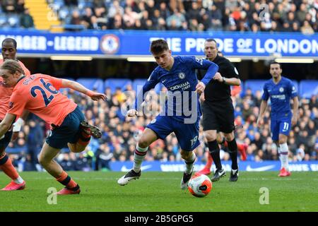 Londra, INGHILTERRA - MARZO 8TH Mason Mount of Chelsea FC battaglie per il possesso con Tom Davies di Everton durante la partita della Premier League tra Chelsea e Everton a Stamford Bridge, Londra Domenica 8th Marzo 2020. (Credito: Ivan Yordanov | Credito: Mi News & Sport /Alamy Live News Foto Stock