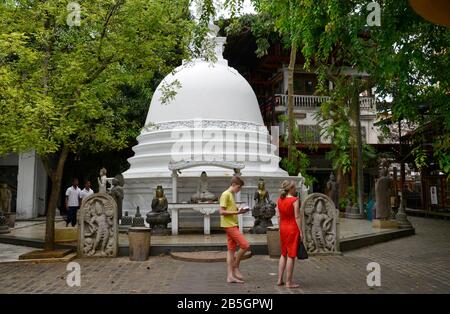 Stupa, Gangaramaya Tempel, Colombo, Sri Lanka Foto Stock