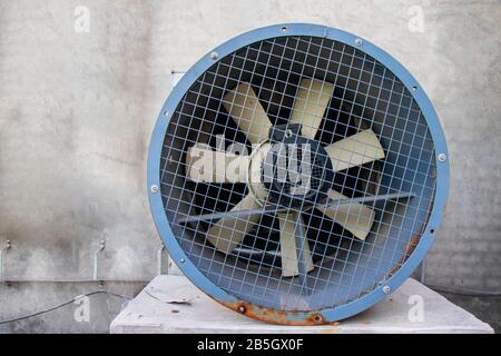 Ventola di scarico integrata. Ventola sporca e polverosa Foto Stock