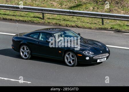 Jaguar XKR Coupé Auto 2005 nera con targa privata, personalizzata, amata, senza dati, marchi di registrazione DVLA, immatricolazioni; traffico veicolare nel Regno Unito, trasporto, veicoli moderni, berline, veicoli, veicoli, strade, motori, automobilismo sull'autostrada M6 Foto Stock