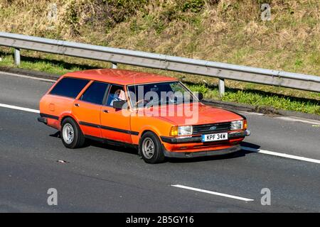 1980 80s Ford Cortina GL; traffico veicolare nel Regno Unito, trasporti, veicoli moderni, automobili classiche, veterano amato, vecchio timer restaurato, motori da collezione, patrimonio d'epoca, vecchio conservato, da collezione, berline, veicoli, veicoli, strade, Motori, motorizzazione sull'autostrada M6 Foto Stock