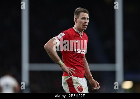 Londra, Regno Unito. 07th Mar, 2020. Liam Williams del Galles guarda sopra. Inghilterra / Galles, Guinness sei nazioni 2020 rugby campionato al Twickenham Stadium di Londra il sabato 7th marzo 2020. Si prega di notare che le immagini sono solo per uso editoriale. PIC by Andrew Orchard/Andrew Orchard sports photography /Alamy Live News Credit: Andrew Orchard sports photography/Alamy Live News Foto Stock