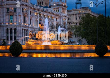 Fontana di Cibeles di notte a Madrid, Spagna, punto di riferimento della città dal 1782 su Plaza de Cibeles Foto Stock