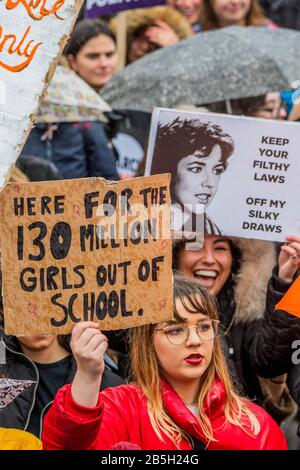 Londra, Regno Unito. 8th Mar, 2020. March4Women 2020, una marcia e un rally a Londra per celebrare la Giornata internazionale della donna e il potere e la passione di donne e ragazze che sono in prima linea nel rispondere ai cambiamenti climatici. Organizzato da Care International la marcia è iniziata a Whitehall e si è conclusa in un rally in Piazza del Parlamento. Care International opera in tutto il mondo per salvare vite umane, sconfiggere la povertà e raggiungere la giustizia sociale e il March4Women è un movimento globale per la parità di genere. Credito: Guy Bell/Alamy Live News Foto Stock