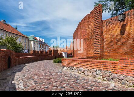 Vicolo lastricato lungo le mura della città vecchia di Varsavia in Polonia Foto Stock