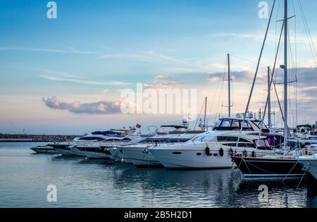 Marbella / Spagna - 21 dicembre 2014: Tramonto a Puerto Banus, nel periodo invernale. Foto Stock