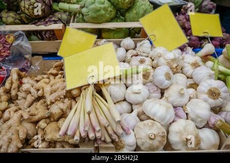 Ammira il mucchio di verdure varie, granchi, erbe di limone, zenzeri e carciofi, di fronte alla bancarella fuori dal negozio di alimentari all'aperto mercato agricolo. Foto Stock