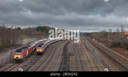 Ex treni ad alta velocità LNER immagazzinati nello Yorkshire prima di trasferirsi nella East Midlands Railway. I treni per pacer Northern Rail sono sulla destra in attesa di rottami Foto Stock